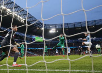 Sergio Agüero, delantero del Manchester City, marcándole un gol al Watford en un partido reciente de la Premier League.