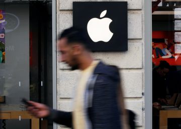 Logo de Apple en el exterior de una tienda de la compañía en Burdeos (Francia).