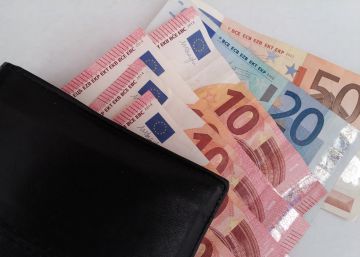 Cartera con billetes de euro.
