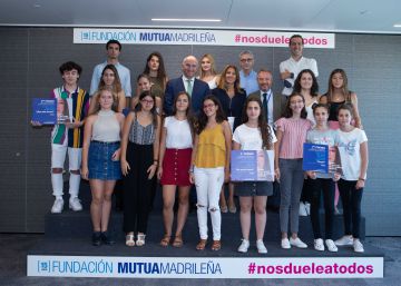 Entrega de premios de la pasada edición de #Nosdueleatodos, con la presencia, en el centro, de Juan José Nieto, director general de Infantil, Primaria y Secundaria de la Comunidad de Madrid; Pilar Moreno, vocal asesora de la Delegación del Gobierno para la Violencia de Género, y Lorenzo Cooklin, director general de la Fundación Mutua Madrileña.