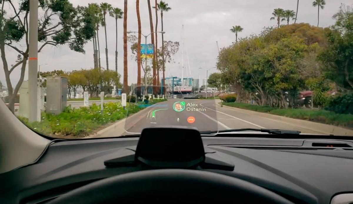 Este HUD lo puedes instalar en el salpicadero de cualquier coche
