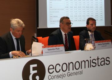 Los representantes del Reaf y el Consejo de Economistas Luis del Amo, Valentín Pich, Jesús Sanmartín y Rubén Gimeno.