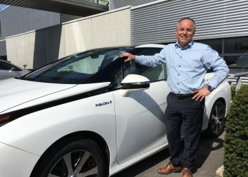 Thiebault Paquet, director de motorización de Toyota para Europa, al lado de un Mirai, un coche que funciona con hidrógeno de la firma asiática.