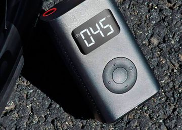 Xiaomi lanza un inflador de ruedas con batería y gran pantalla por 25€