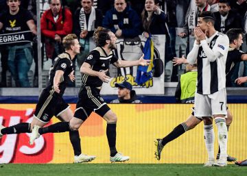 Cristiano Ronaldo se lamenta ante los festejos de los jugadores del Ajax.