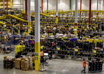 Vista general de la nave de distribución de Amazon.