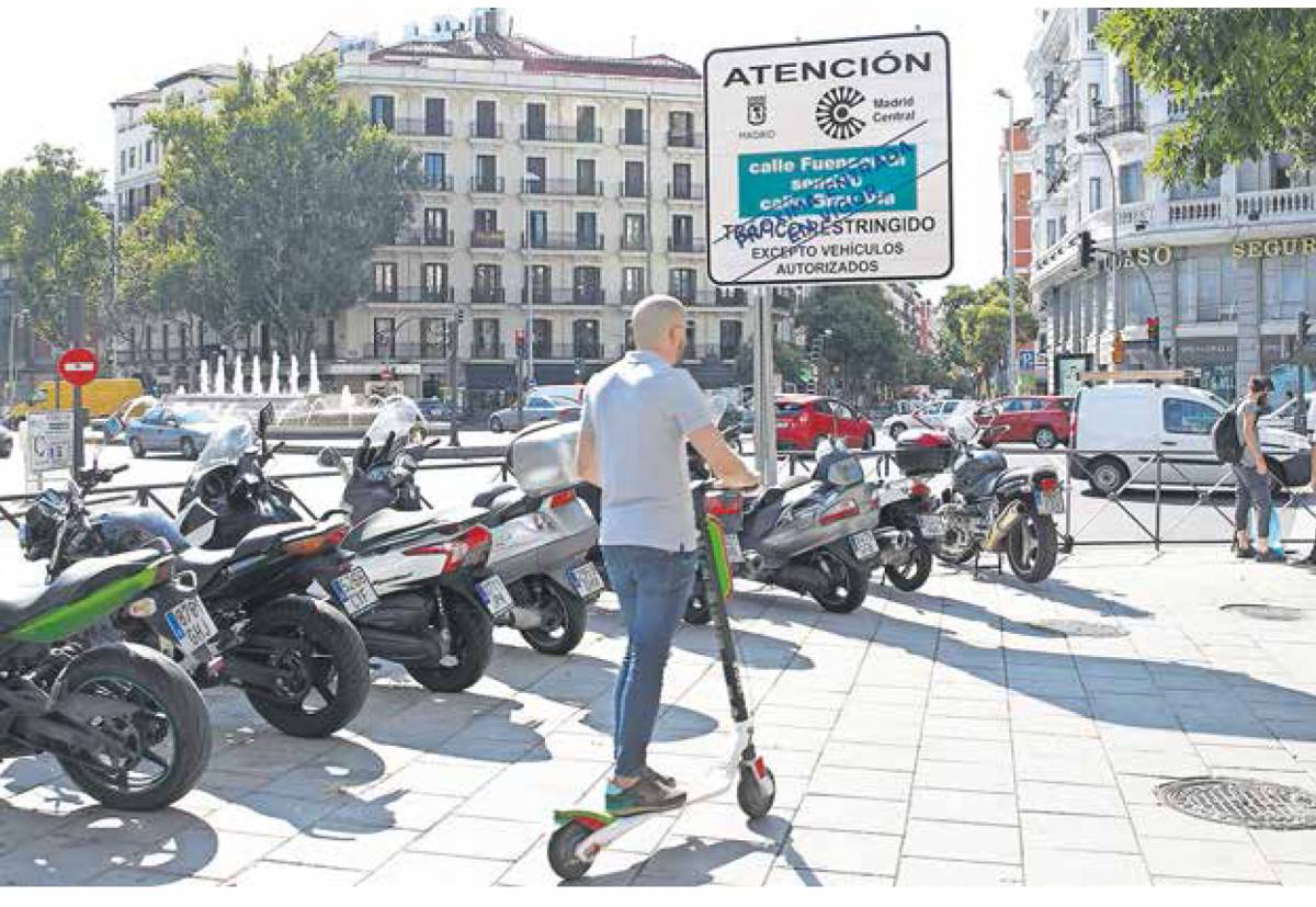 Usuario de patinete eléctrico en el centro de Madrid