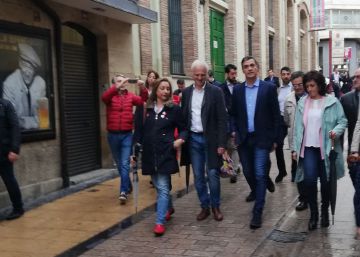 Pedro Sánchez en un paseo por Logroño este Viernes Santo.rn