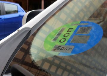 La pegatina de la DGT es obligatoria para circular por Madrid desde
el día 24 La pegatina de la DGT es obligatoria para circular por Madrid desde
el día 24