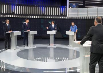 GRAF5754. MADRID, 22042019.- Imagen facilitada por RTVE (i-d) de los principales candidatos a la Presidencia del Gobierno en las elecciones generales, Pablo Casado (PP), Pedro Sánchez (PSOE), Albert Rivera (Cs) y Pablo Iglesias (Unidas Podemos), en el Estudio 1 en Prado del Rey, momentos antes del comienzo del primer debate a cuatro entre los principales líderes políticos que aspiran a llegar. EFERaúl Tejedor. ***SOLO USO EDITORIAL***.