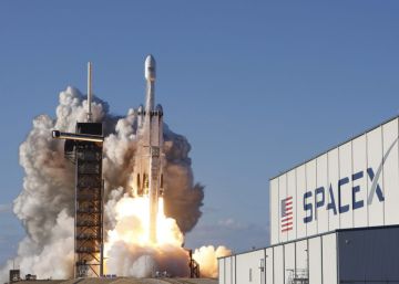 Cohete SpaceX Falcon Heavy, con el satélite Arabsat 6A a bordo, despegando de Caño Cañaveral (Florida, EE UU) el pasado día 11.
