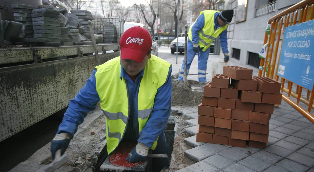 Trabajadores en una acera.