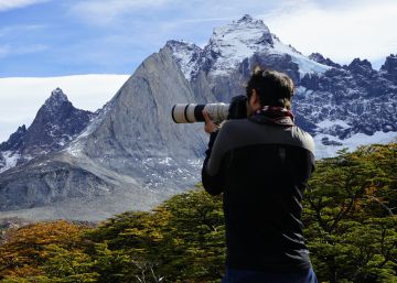 Mirador Británico, envuelto por el bosque magallánico y larn cordillera del Paine.