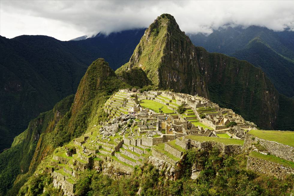 Vistas desde la ladera del cerro Machu Picchu, con el yacimiento arqueológico protegido por el Huayna Picchu (2.720 m) al fondo.rn