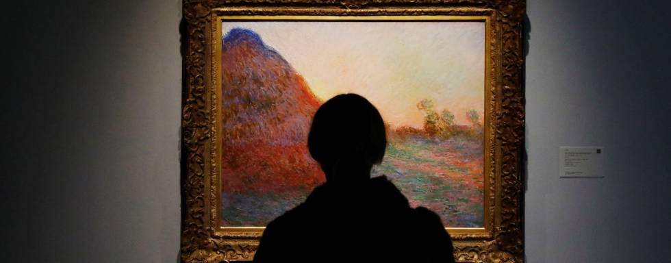 Una de las asistentes a la subasta de Sotheby's, frente al 'Meules' de Monet.