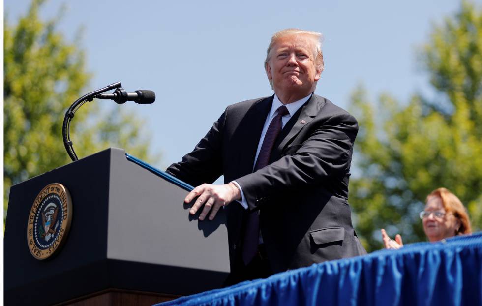 Trump veta negocios con firmas extranjeras como Huawei para evitar
espionaje