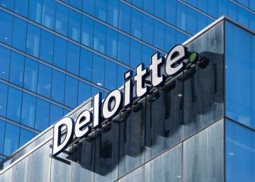 Fachada con el logo de Deloitte en uno de sus edificios.