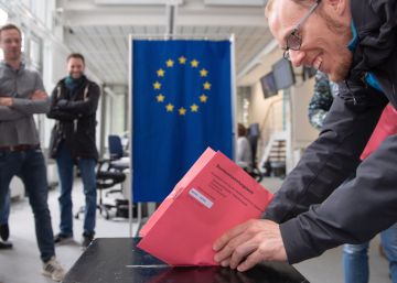 Un ciudadano europeo deposita su voto en una urna en Alemania.