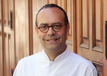 José Pizarro, posa en la puerta de La Tasquita de Enfrente.