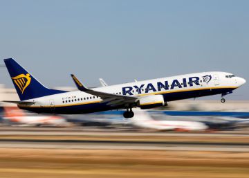Un avión de Ryanair Boeing 737-800 despega de Palma de Mallorca