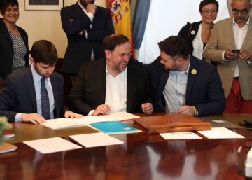 Oriol Junqueras, de ERC, conversa con Gabriel Rufián, este lunes en el Congreso de los Diputados, a donde ha llegado desde la cárcel de Soto del Real para tramitar su acta parlamentaria, previo al pleno de constitución de las Cortes que tendrá lugar mañana.