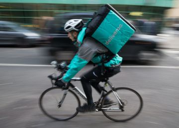 Glovo y Deliveroo piden al nuevo Gobierno acabar con la "inseguridad jurídica" de sus modelos laborales