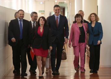 El secretario general del PSOE y presidente del Gobierno en funciones, Pedro Sánchez, antes de la reunión del Grupo Parlamentario Socialista previa a la sesión plenaria de constitución de la XIII Legislatura.