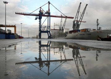 Transporte de mercancías en el puerto de Bilbao.