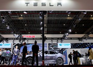 Personas visitando un stand de Tesla en una feria en Shanghai, China