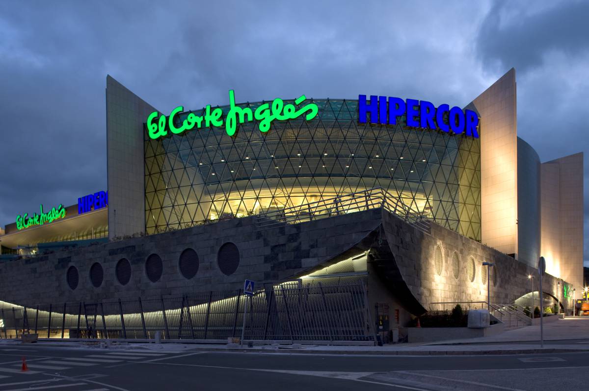 Centro comercial Marineda City de El Corte Inglés, en A Coruña, uno de los activos que el grupo tiene en venta.