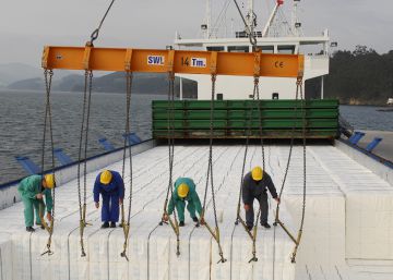 Carga de un barco de celulosa de Ence, en Ribadeo.