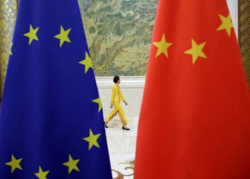 Banderas de la UE y China en un evento bilateral en Pekín (China).