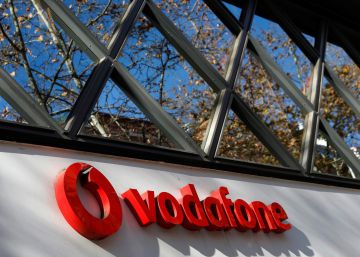 El logo de Vodafone en una de sus sedes.