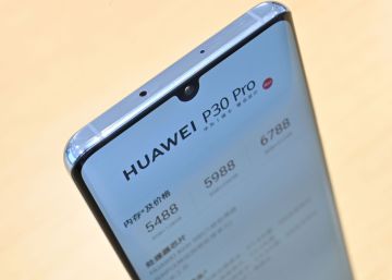 Un móvil modelo P30 Pro de Huawe en una tienda de Shanghai