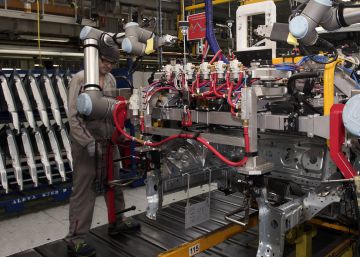 Robots en plena fabricacion de vehículos en la planta de PSA de Vigo