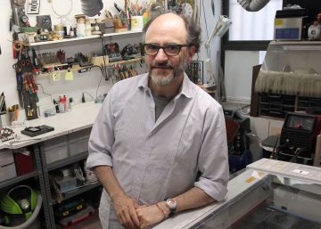 Paco Santamaría, en su taller de trabajo.