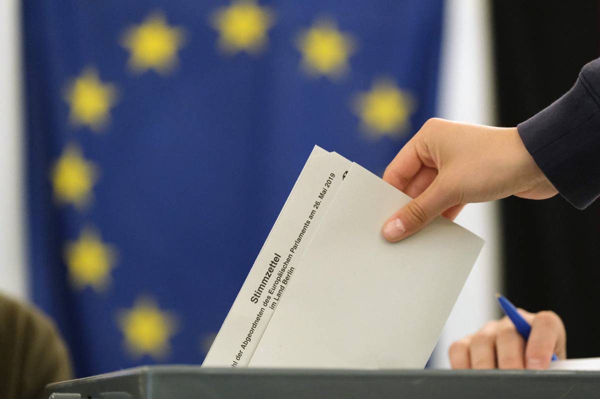 Un ciudadano deposita su voto en Berlin, Alemania, este domingo donde se celebran elecciones al Parlamento Europeo
