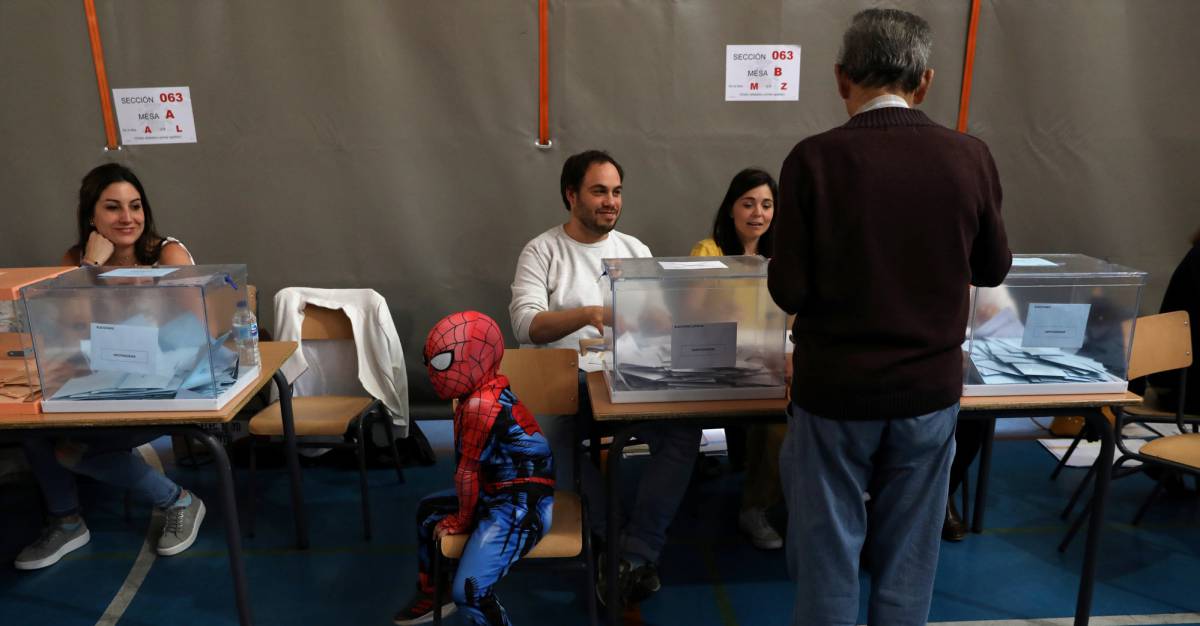 Personas votando en un colegio electoral en Madrid