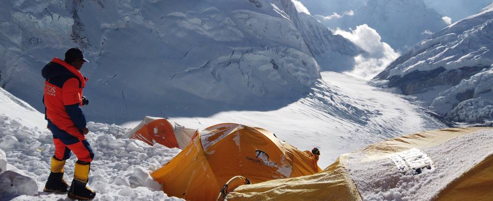 Hasta 135.000 euros por pasar un rato en la cima del Everest