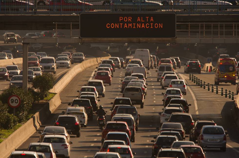 Aviso de reducción del límite de velocidad por la elevada polución en Madrid.