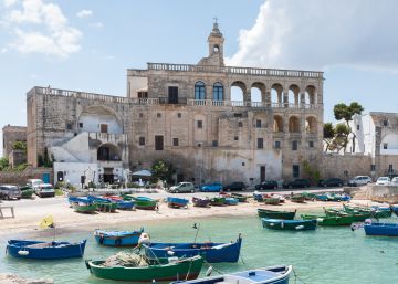 Vista del puerto San Vito (provincia de Bari), y al fondo, una antigua abadía del siglo XVI.