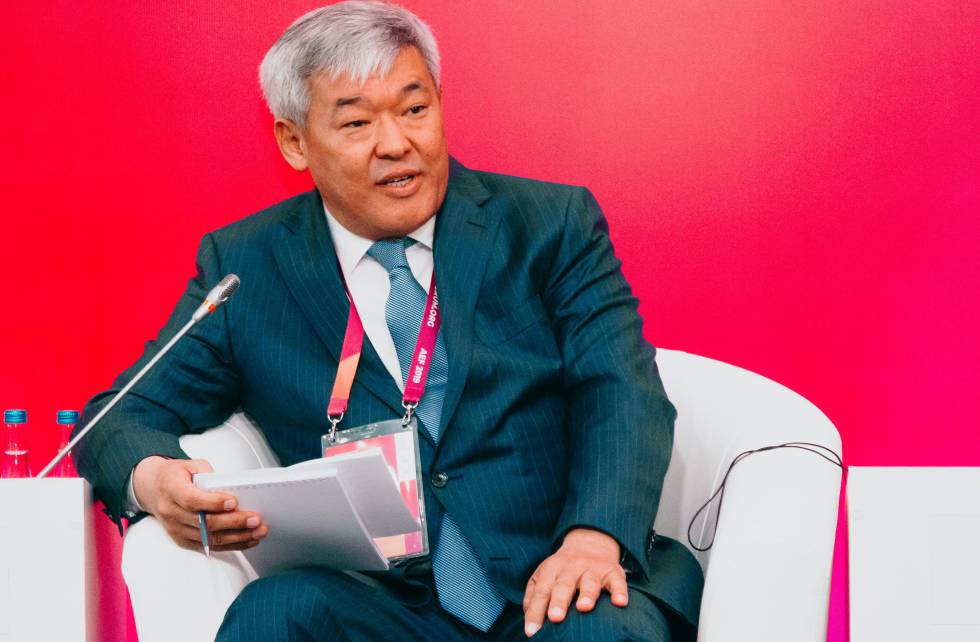 Rapil Zhoshybaev, director del IGTIPC, en el Foro Económico de Astaná.