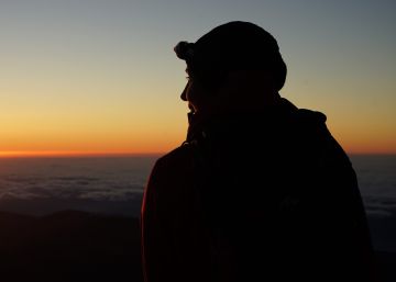 La guía Lucía Méndez, al amanecer desde el pico del Teide.