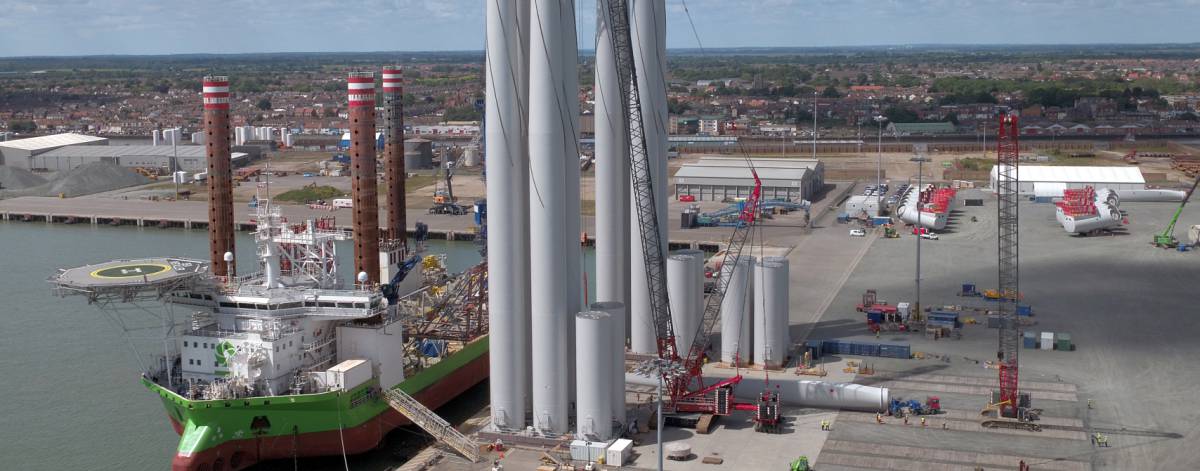 Embarque en el puerto inglés de Great Yarmouth del primer aerogenerador para el parque de eólica marina EA1 de Iberdrola.