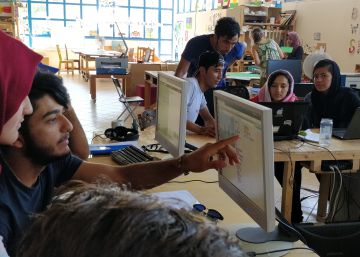 Clase de programación en el campamento de refugiados de Katsikas, en Grecia, organizado por la startup Paz.