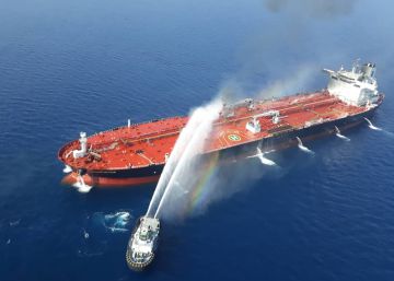 Un barco de rescate iraní intenta controlar el fuego a bordo del Fornt Altair, en el Golfo de Omán.