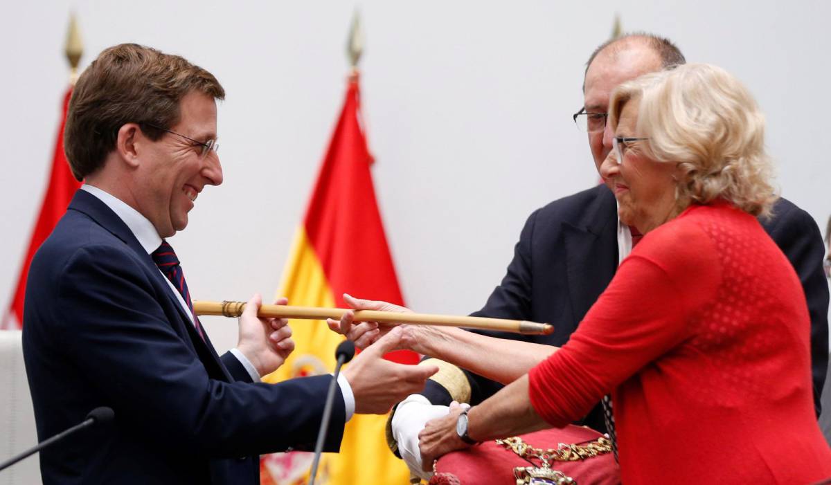 Manuela Carmena entrega el bastón de mando al nuevo alcalde de Madrid, José Luis Martínez Almeida.