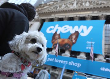 Debut en la Bolsa de Nueva York de Chewy, firma dedicada al comercio electrónico de alimentos y productos para mascotas.