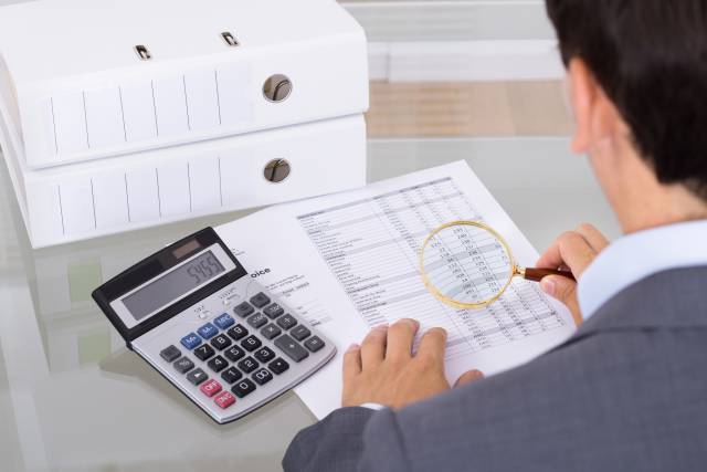 Errores contables del autónomo y el extra que te va a cobrar Hacienda por cometerlos