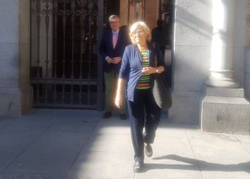 La exalcaldesa de Madrid Manuela Carmena sale de la sede del Ayuntamiento en Plaza de la Villa tras presentar su renuncia